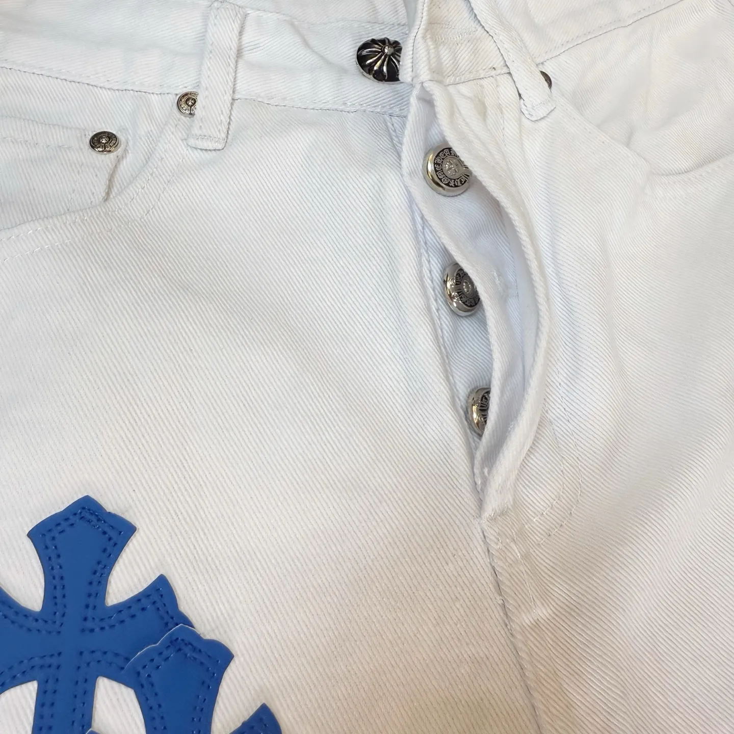 P230 Style number: D306 Chrome Hearts white and blue leather jeans Size: 28-34 corresponding to S-XL Color: White Size: S-XL (corresponding to 28 30 32 34) 28 30 32 34 Size S M L XL Length 101 102 103 104 Hips 110 114 118 122 Waist circumference 86 90 94 98 (There is an error of 1~3cm due to manual measurement)